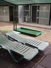 Espregui�adeiras junto � mini-piscina.