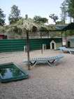 Espregui�adeira com vista para a piscina
